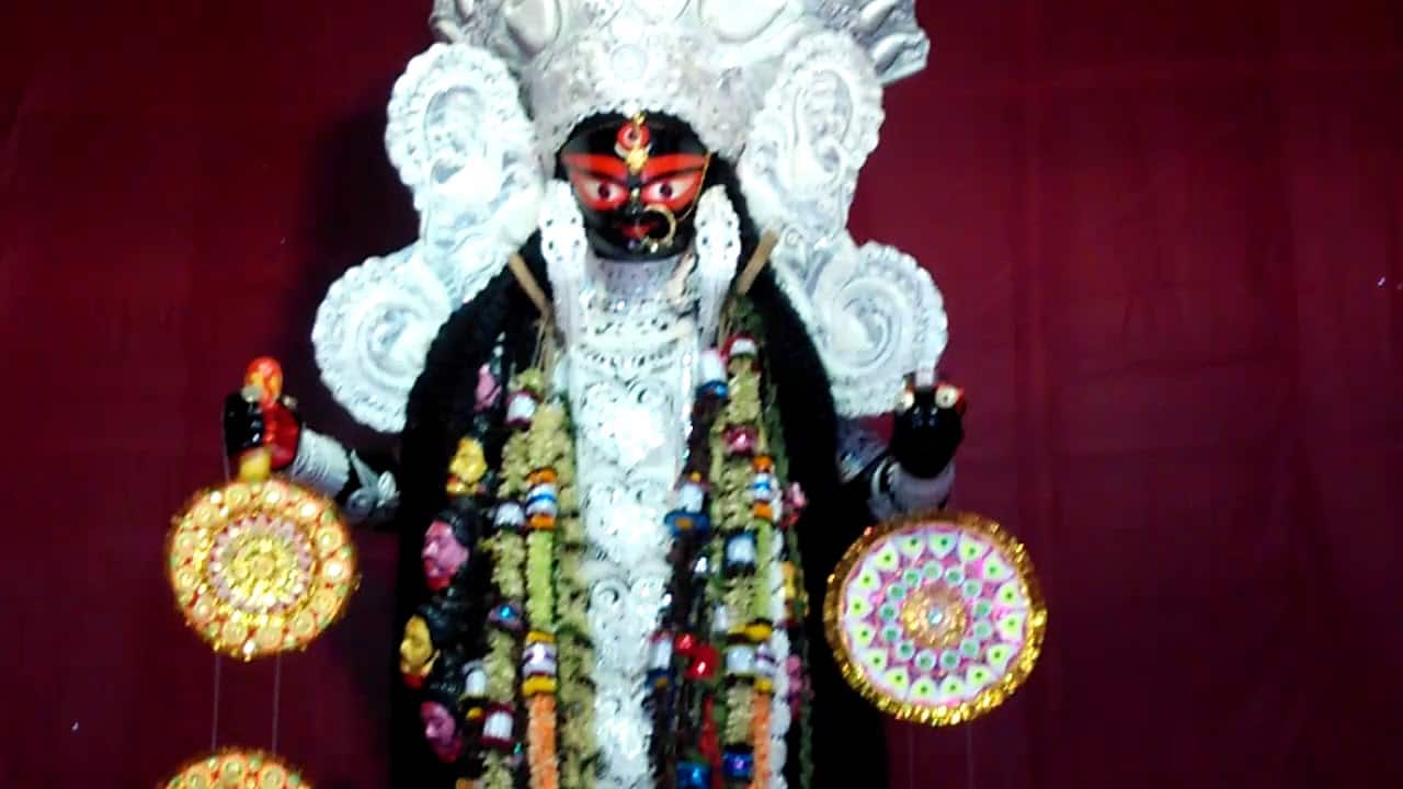 জনশ্রুতি অনুযায়ী স্থানীয় এক কাপালিক এই পুজো শুরু করেন। তিনি স্থানীয় ২ ব্রাহ্মণের সাহায্য নেন। 