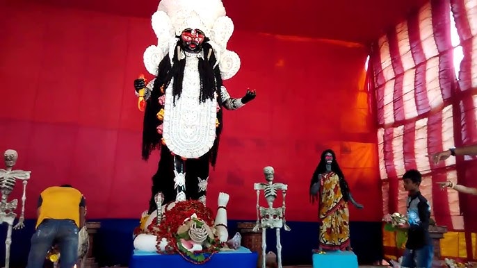 জানা যায়, যখনই পুজো শুরু হয়েছিল সেই সময় কেওড়াতলা মহাশ্মশানের শ্মশান কালীর দুই হাত ছিল। জিভ দেখা যেত না দেবীর। আজও সেই একই ধারা বহাল আছে। 