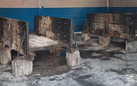 এক দিকে শবদাহ চলে, আরেক দিকে পুজো। শুধু তাই নয়, পুজোর সময় একটি মৃতদেহ দাহ করার জন্য দেহ এনে রাখা হয়। 