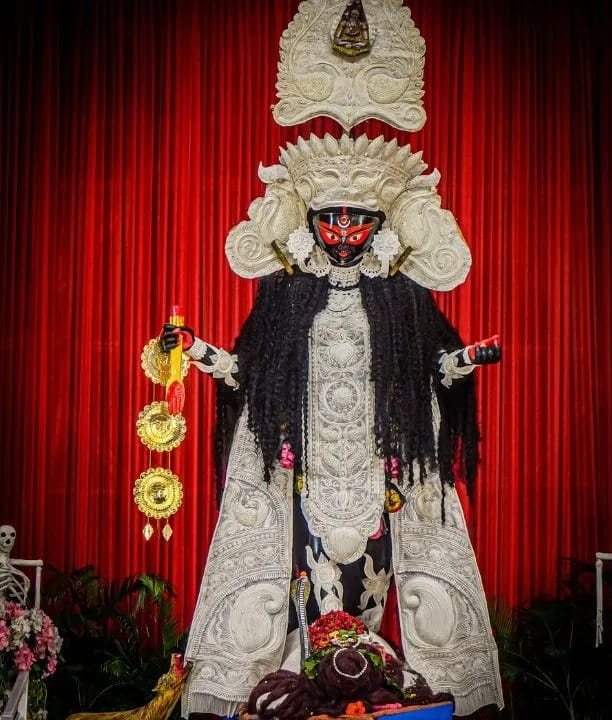 যত ক্ষণ না শবদেহ আসছে তত ক্ষণ দেবীকে ভোগ নিবেদন করা হয় না বলেই জানানো হয়েছে। 