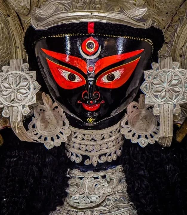 এ বার কালীপুজোর রাতে এমন শিরদাঁড়া দিয়ে হিমেল স্রোত বইয়ে নিয়ে যাওয়া অভিজ্ঞতার সাক্ষী থাকতে এক বার ঢুঁ মেরে আসবেন নাকি কেওড়াতলা মহাশ্মশান থেকে?  (এই প্রতিবেদনটি ‘আনন্দ উৎসব’ ফিচারের একটি অংশ)।