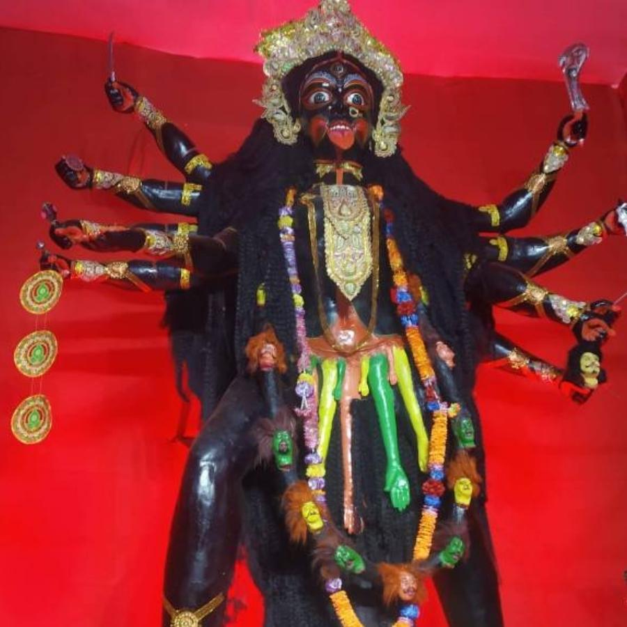 সাধারণত দশভুজা মানেই ভাবা হয় দেবী দুর্গার কথা। কিন্তু আসানসোলের প্রগতিশীল সঙ্ঘে দেবী কালীকে দশভুজা রূপে পুজো করা হয়। চার হাতের বদলে তাঁর দশটি বাহু।