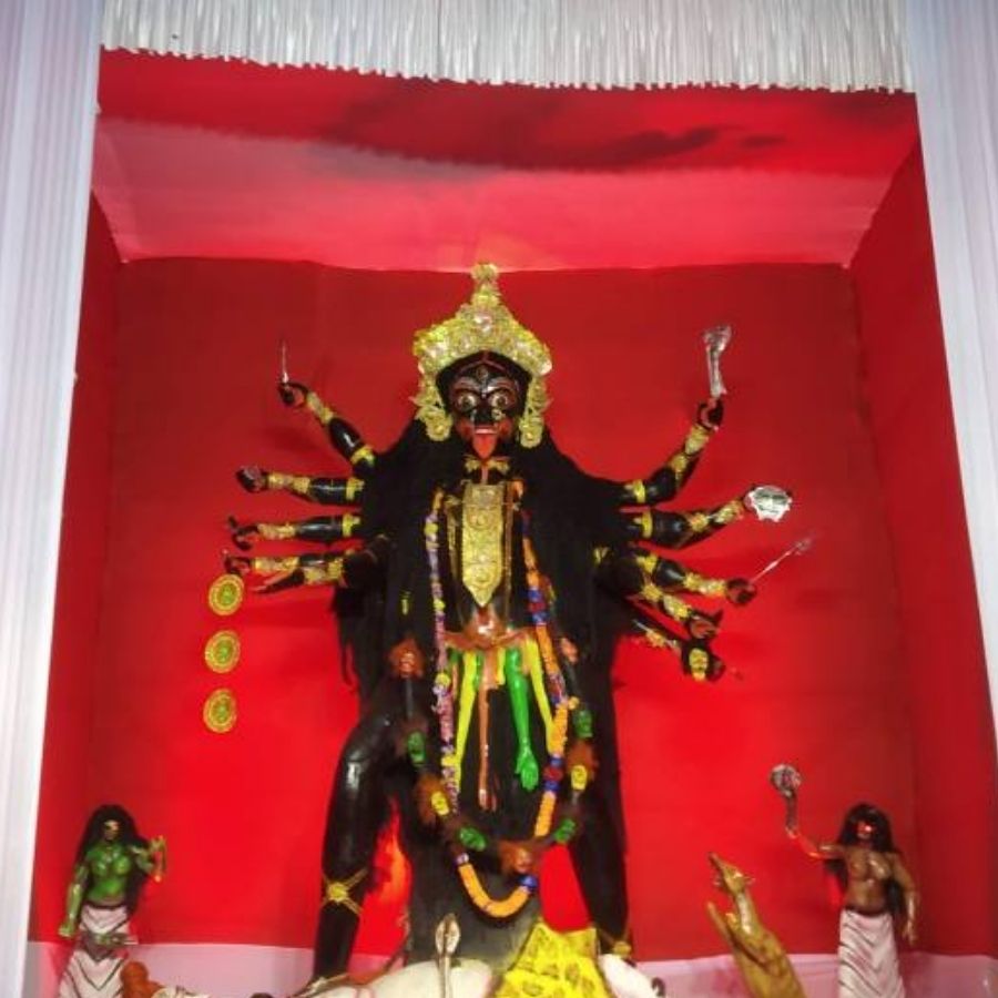 পুরাণ মতে, দেবী চণ্ডীকে দশভুজা রূপে পুজোর উল্লেখ আছে। সেই ধারণা থেকেই ১৯৯২ সাল থেকে এই পুজো শুরু হয়েছে। প্রায় তিন দশক ধরে এই পুজো তার ঐতিহ্য ধরে রেখেছে।