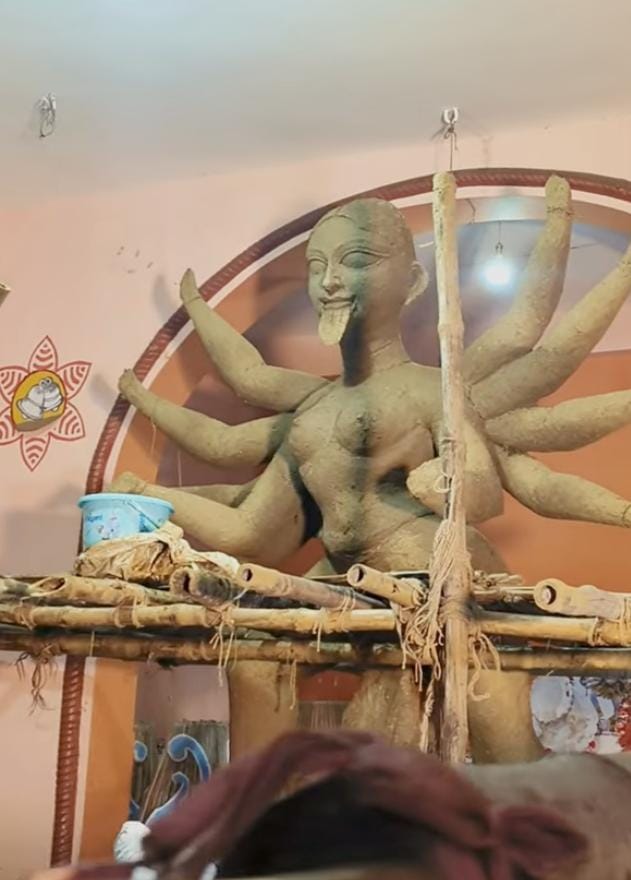 বছর বছর এখানে থিমের নতুন নতুন ভাবনা নিয়ে আসা হয়, আর ভিড় উপচে পড়ে দূরদূরান্তের মানুষের।