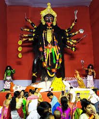 শুধু আশপাশের অঞ্চল থেকেই নয়, ভিন রাজ্য থেকেও মানুষ আসেন এই অভিনব রূপে দেবীকে এক ঝলক দেখতে।