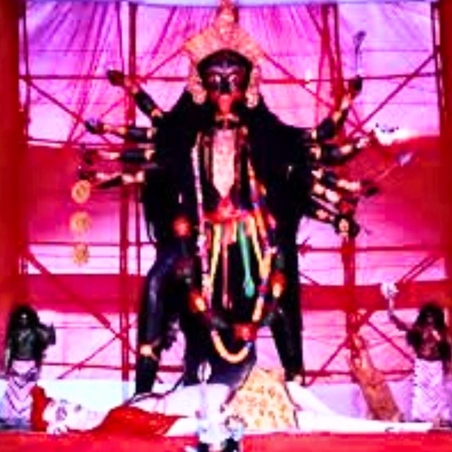 শুধু ভক্তি নয়, এই পুজোয় মিশে থাকে বাঙালির চিরায়ত রসবোধ, সৃজনশীলতা আর এক অকৃত্রিম আবেগ।