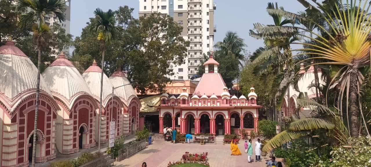  স্থানীয় তো বটেই, গোটা বেহালা, টালিগঞ্জ অঞ্চলের মানুষের কাছে জাগ্রত মন্দির বলেই পরিচিত এটি। টালিগঞ্জ করুণাময়ী কালী মন্দির। 