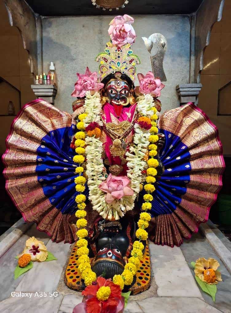 সেই সময়ই তাঁর মেয়ে করুণাময়ী তাঁকে স্বপ্নে দেখা দেন। 