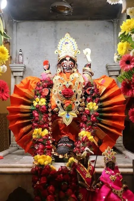 মেয়ের স্বপ্নাদেশ পেয়ে যেহেতু তিনি এই মন্দির তৈরি করেছিলেন তাই প্রতিমার নাম রাখেন মা করুণাময়ী। 