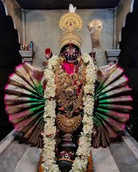 কালীপুজোর দিন এখানে আজও কুমারী পুজো হয়। প্রতিমা সেজে ওঠে বেনারসি শাড়ি, গয়না এবং ফুলের সাজে। 