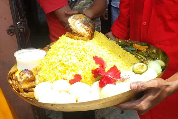 কালীপুজোর দিন দেবীকে নিবেদন করা হয় খিচুড়ি, পোলাও, তরকারি, লুচি, ছোলার ডাল সহ ১০ রকমের মাছের পদ। থাকে পায়েস, চাটনি, মিষ্টিও।  (এই প্রতিবেদনটি ‘আনন্দ উৎসব’ ফিচারের একটি অংশ)।