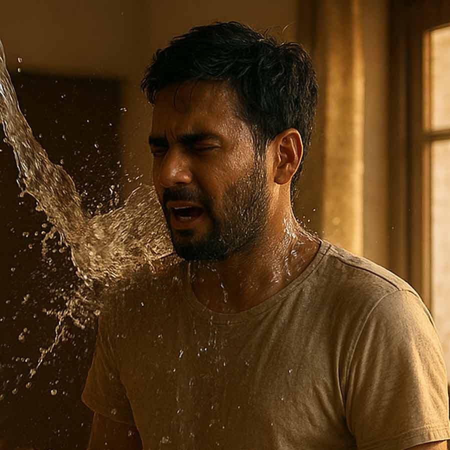 Wife pours boiling oil on husband when he was sleeping dgtl