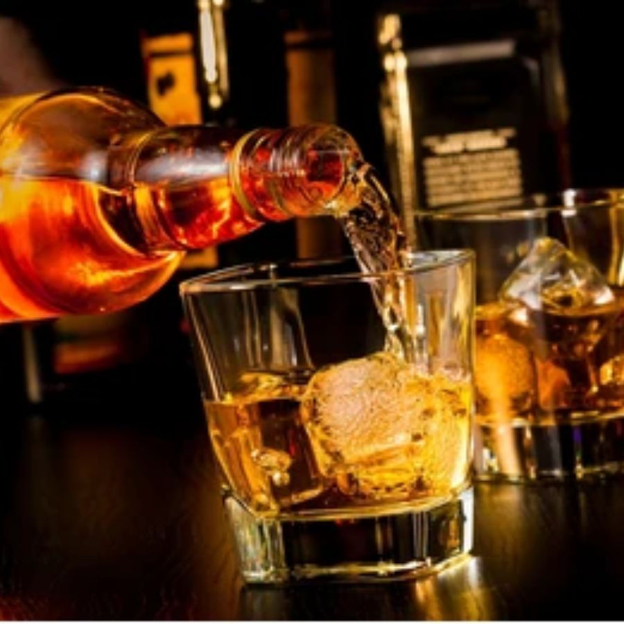 প্রতি বারের মতোই এই বারও সমস্ত জেলাতেই রেকর্ড মূল্যের মদ বিক্রি হয়েছে। তবে সব জেলাকে ছাপিয়ে গিয়েছে পূর্ব মেদিনীপুর। 