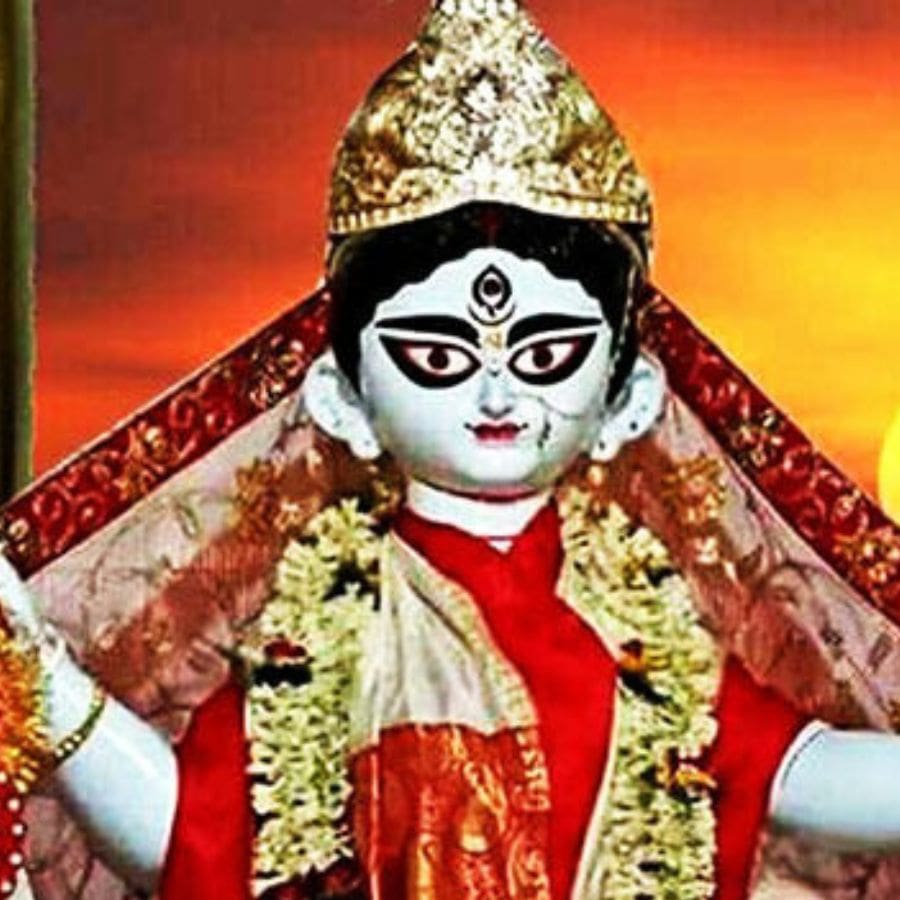 সাধারণত কালী বললেই শ্যামবর্ণা অর্থাৎ শ্যামা রূপ অথবা কালো রঙের ছবিই চোখের সামনে ফুটে ওঠে। কিন্তু জানেন কি কালীর গায়ের রং সাদাও হতে পারে? 