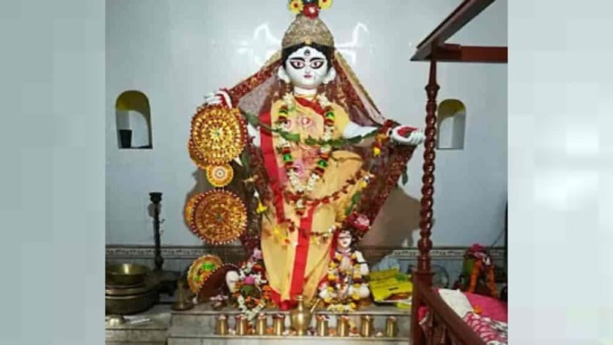 রাজবলহাটের শ্বেত কালী প্রায় ৮০০ বছর ধরে পুজো পাচ্ছেন শ্বেতকালী।