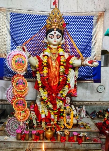 কুলটির লালবাজার এলাকায় ফলহরিণী কালীর রং সাদা। একই সঙ্গে এখানকার কালীর রূপ উগ্র নয়, বরং শান্ত, সৌম্য। 