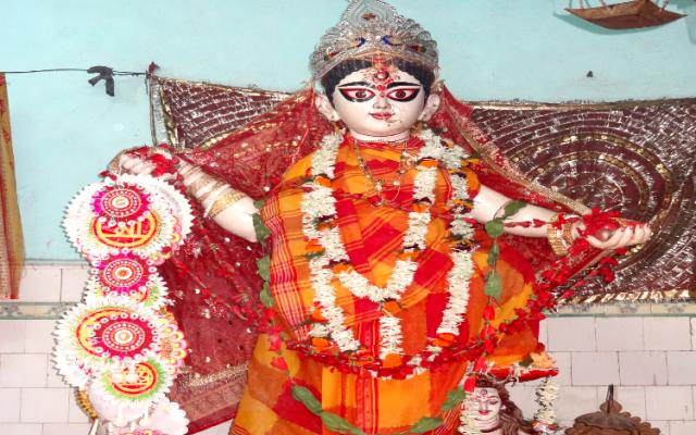 এ ছাড়াও জ্যৈষ্ঠ মাসে প্রধান পুজো হয় এই মূর্তির। কালীপুজোর দিনও বিশেষ পুজো পান শ্বেতকালী।