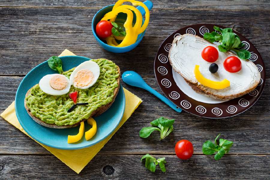 খুদের সামনে খাবার পরিবেশন করুন মজার ছলে।