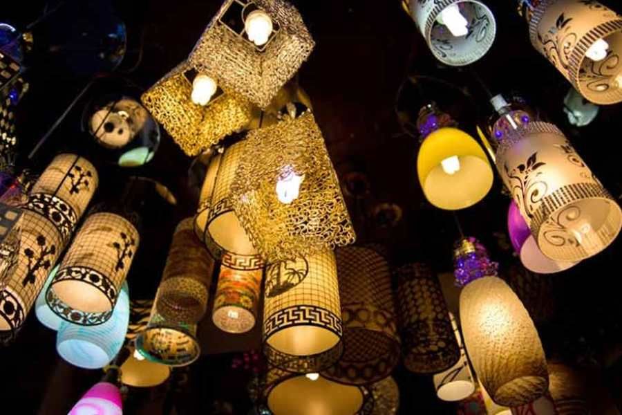 এজ়রা স্ট্রিটে তো এখন দাঁড়িয়ে থাকাই মুশকিল। কলকাতার এই পুরনো আলোর ঠিকানাতেই দীপাবলির আগে জ্বলে উঠেছে টুনি লাইট, ফেয়ারি লাইট, ঝালর, পদ্মফুল বাতি, এমনকী লণ্ঠনেরও মেলা।