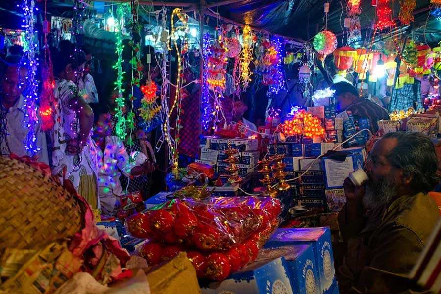 দাম ৪০০ থেকে শুরু করে ২৫০০ টাকার মধ্যে, নকশা যত অভিনব দামও তত বেশি।