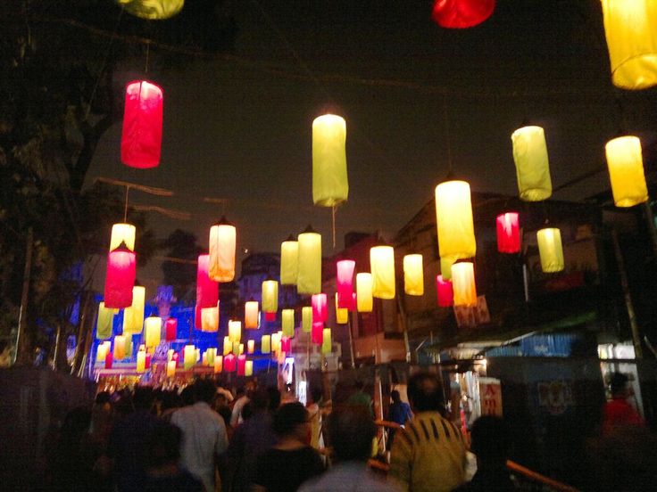 এলইডি বসানো লণ্ঠন, ভাসমান মোমবাতি, তারাবাতি— সব মিলিয়ে দক্ষিণ কলকাতার রাস্তায় এখন একে বারে উৎসবের ছোঁয়া।