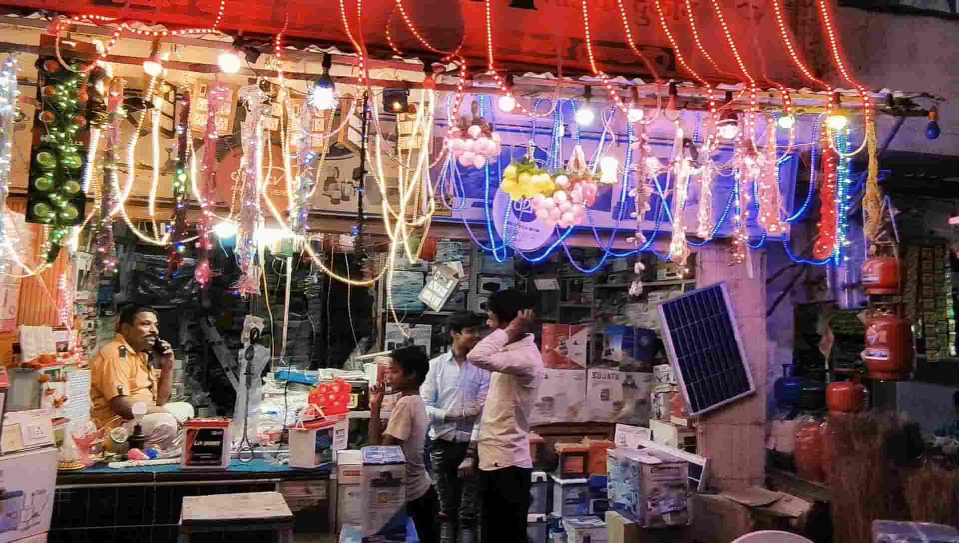 অন্য দিকে হাতিবাগান বাজার, শ্যামবাজার মোড় থেকে হাতিবাগানের দিকে বিস্তৃত। রাস্তার দু’ধারে সারি সারি দোকান সাজানো থাকে দীপাবলির বাতির পসরা নিয়ে।