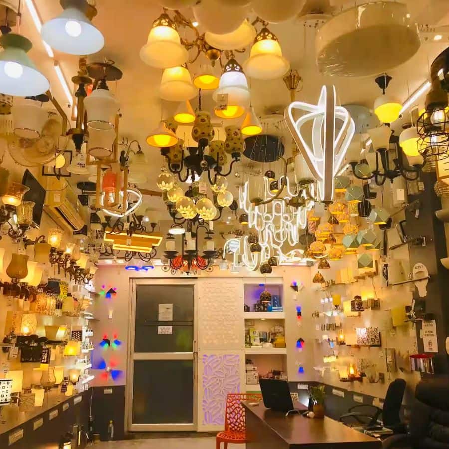 চাঁদনি বাজার মেট্রোর আশেপাশে ঘিরে আছে এবং এখানে ইলেকট্রনিক ও এলইডি আলোর ঘন ঘন মিলন হয়। 