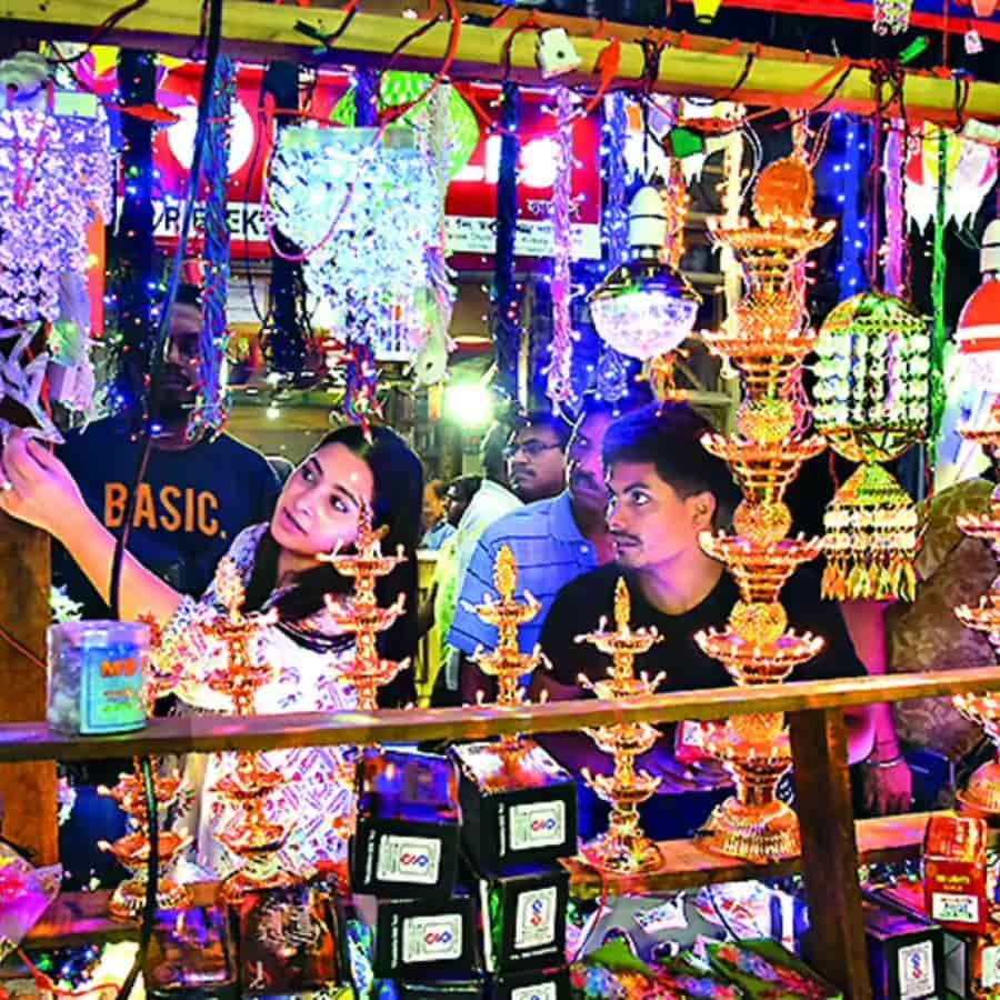 ক্যানিং স্ট্রিট মূলত বড়বাজারের কাছাকাছি এলাকা। এখানে এলইডি, ঝাড়বাতি, ব্র্যাকেট এবং ফোকাস লাইটের হোলসেল দামে পাওয়া যায়।