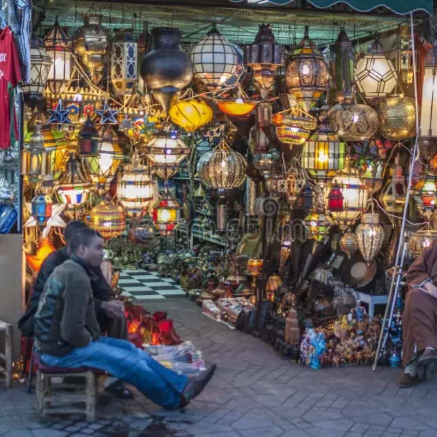 রবীন্দ্র সরণি ও টেরিট্টি বাজারের কাছাকাছি এলাকাটি ফ্যান্সি এবং ডেকোরেটিভ লাইট বিক্রেতাদের জন্য পরিচিত। এখানে কিছু পাইকারি বিক্রেতাও আছেন, যাঁরা তুলনামূলক ভাবে নতুন নকশার ঝাড়বাতি, ব্র্যাকেট লাইট এবং অন্যান্য আধুনিক আলোকসজ্জার সামগ্রী রাখেন।