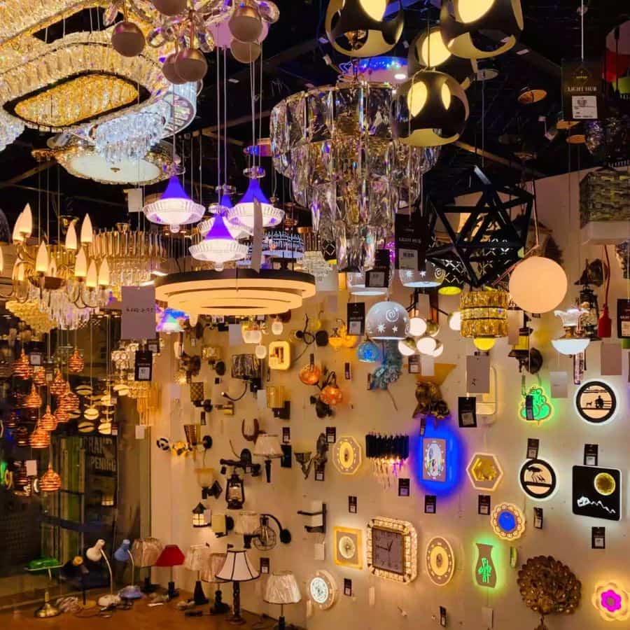 এই বাজারগুলির প্রতিটিই উৎসবের আগে কলকাতার আলোর চাহিদা মেটাতে গুরুত্বপূর্ণ ভূমিকা পালন করে। আপনি যদি শুধুমাত্র পাইকারি দরে বা বেশি পরিমাণে আলো কিনতে চান, তবে এজ়রা স্ট্রিট, চাঁদনি চক, হাওড়া হাট এবং পোস্তা সংলগ্ন এলাকাগুলি সবথেকে সুবিধাজনক। আর সাধারণ খুচরো কেনাকাটা ও বিভিন্ন ডিজাইন দেখতে চাইলে গড়িয়াহাট, হাতিবাগান বা নিউ মার্কেট-এ ঢুঁ মারতে পারেন। (এই প্রতিবেদনটি ‘আনন্দ উৎসব’ ফিচারের একটি অংশ।)