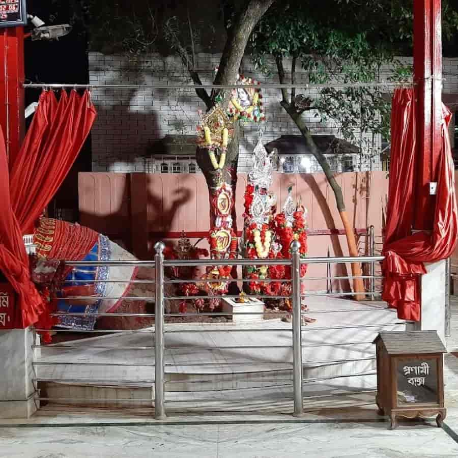 অবিশ্বাস্য শোনালেও, স্থানীয়দের মুখে ফেরে এক ইতিহাস। এক সময়ে এলাকাটি ছিল গভীর জঙ্গলে ঢাকা। সেই অন্ধকারেই আস্তানা গেড়েছিল বর্গিবাহিনী বা ডাকাতেরা।