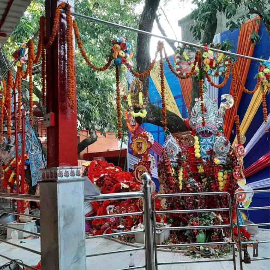 সময়ের সঙ্গে ডাকাতদের সেই ডেরা নিশ্চিহ্ন হয়েছে। কিন্তু তাদের হাতের সেই পুজো আজও রয়ে গিয়েছে।