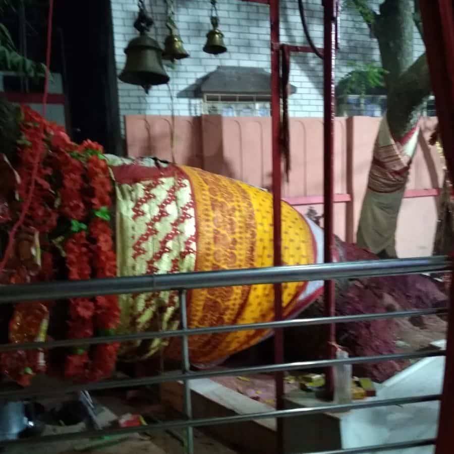 ঝোপঝাড়ের মধ্যে এই নিম গাছকে ঘিরেই স্থানীয় মানুষ শুরু করেন শক্তির আরাধনা। 