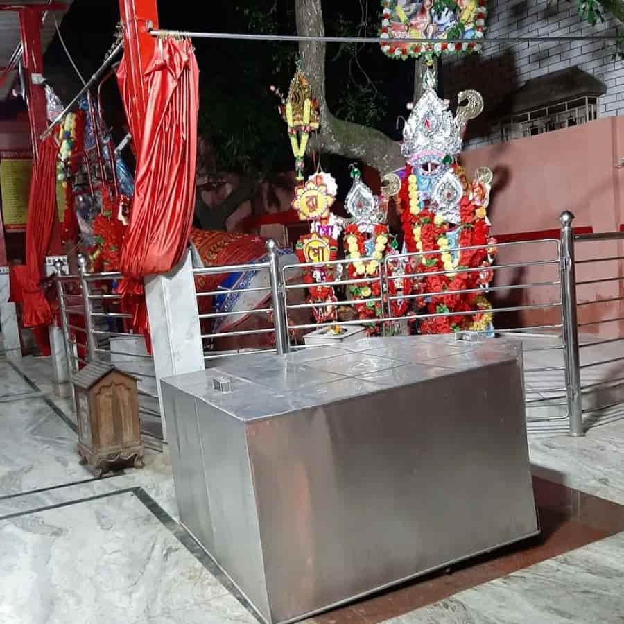 এই পুজো কেবল কালীপুজোর দিনে সীমাবদ্ধ নয়। বারো মাসই এখানে পুজো হয়, কিন্তু দীপান্বিতা অমাবস্যার দিনে ছবিটা হয় একেবারেই আলাদা—ভক্তদের উপচে পড়া ভিড়, এক বিপুল সমাগম। 