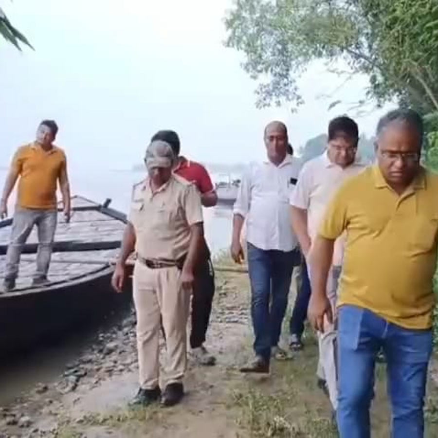 Panic in Lodna over Damodar erosion, villagers demand permanent solution dgtld