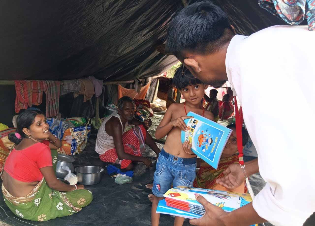 উত্তরবঙ্গে বইখাতা-সহ ত্রাণ বিতরণে এসএফআই।