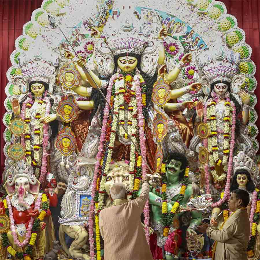 Narendra Modi visiting a Durga Puja at Delhi is a desperate attempt to win Bengali sentiment