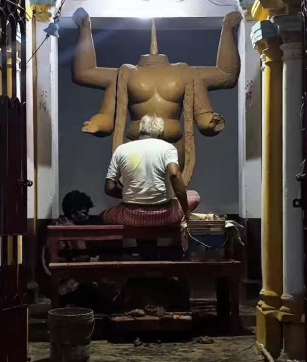  প্রতি বছর এ ভাবেই একটু একটু করে প্রতিমা গড়া থেকে দেবীর পুজো- সব কিছুরই সাক্ষী থাকেন পশ্চিম বর্ধমান জেলার সিলামপুর বড় কালী মন্দিরের সঙ্গে যুক্ত মানুষজন।   