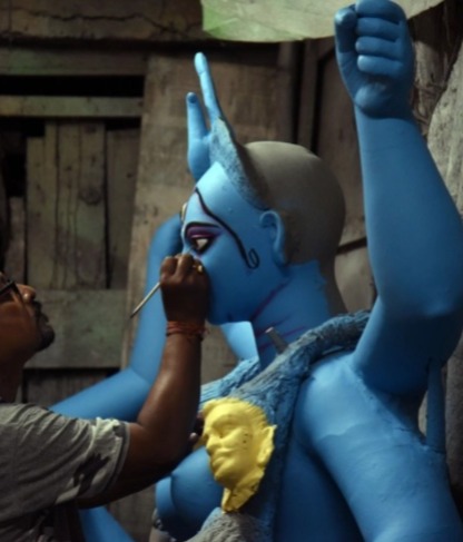  নিজের চোখে পুজোর প্রস্তুতি চাক্ষুষ করার এই লোভ কে-ই বা সামলাতে পারে। 