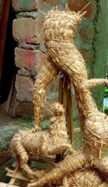  প্রথমে খড় দিয়ে কাঠামো তৈরি, তার উপরে মাটির প্রলেপ। শিল্পী সন্তোষ সূত্রধরের হাতের নিপুণ শৈলীতে সবই যেন জীবন্ত। 