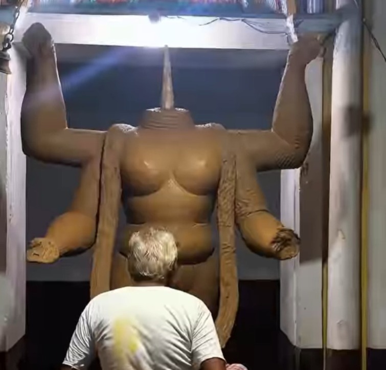 পুজোর পুরোহিত থেকে শুরু করে বাজনদার, কুমোর, সহকারী- সকলেই বংশ পরম্পরায় যুক্ত এই পুজোর সঙ্গে। 