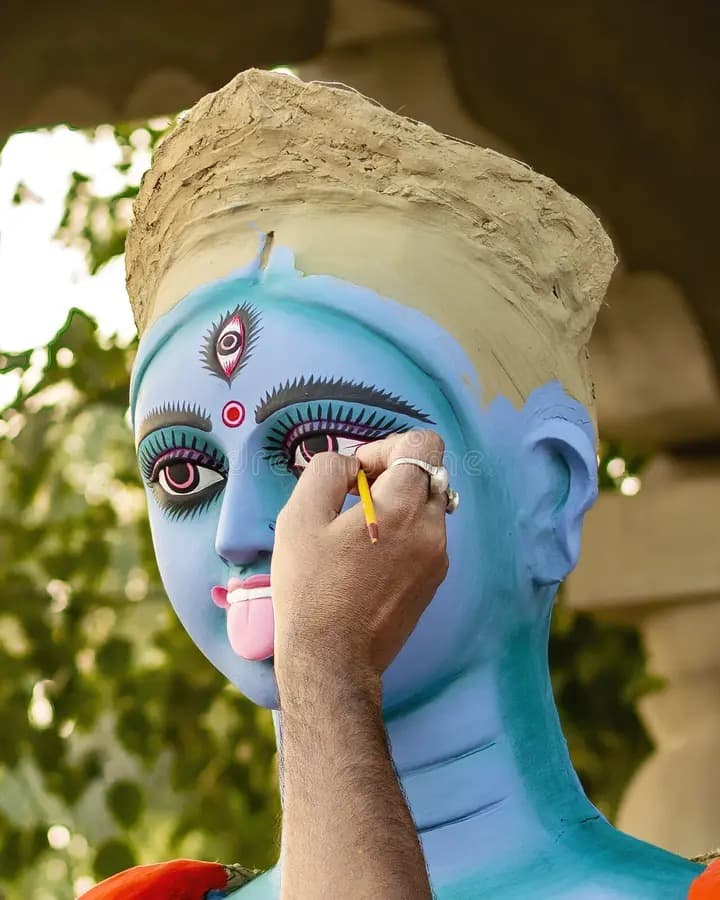 প্রতি বছর ঠিক এ ভাবেই মন্দিরের ভিতরে দেবীর মূর্তি নির্মিত হয়। (এই প্রতিবেদনটি ‘আনন্দ উৎসব’ ফিচারের একটি অংশ।)