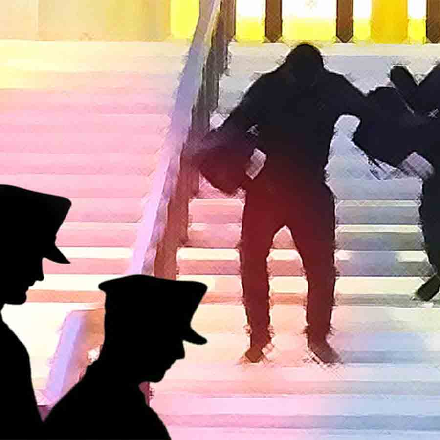 Robbers beaten a merchant and tried to fled with his money was caught by RPF at Howrah Station