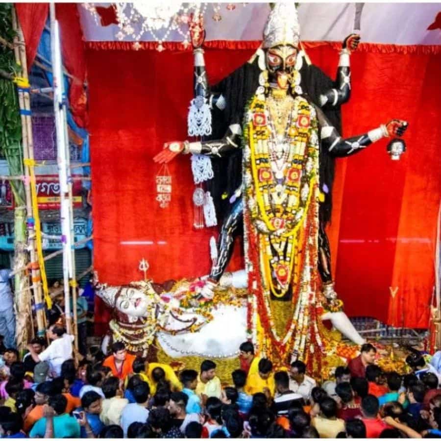 ২০ অক্টোবর রাতে বড়মার মূল পুজো, কিন্তু সেই উৎসবের মেজাজ শুরু হয়ে যাচ্ছে ১৩ অক্টোবর থেকেই। মন্দির কর্তৃপক্ষ ভক্তদের জন্য খুলে দিচ্ছেন পুজোর কাউন্টার, কারণ পুজো সমিতির সম্পাদক তাপস ভট্টাচার্য আগেই আবেদন জানিয়েছেন, ভিড় এড়াতে নৈহাটিবাসীরা যেন পুজোর রাতে ভিড় না করে তার আগের রাতে এসে পুজো দিয়ে যান।