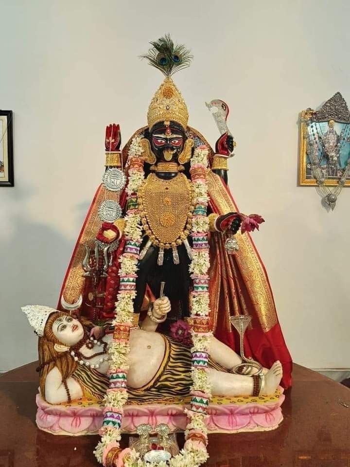  মাটির প্রতিমার পাশাপাশি তিনি মন্দিরে নবপ্রতিষ্ঠিত কষ্টি পাথরের মূর্তিতেও পুজো দেবেন বলে জানানো হয়েছে মন্দির সূত্রে।