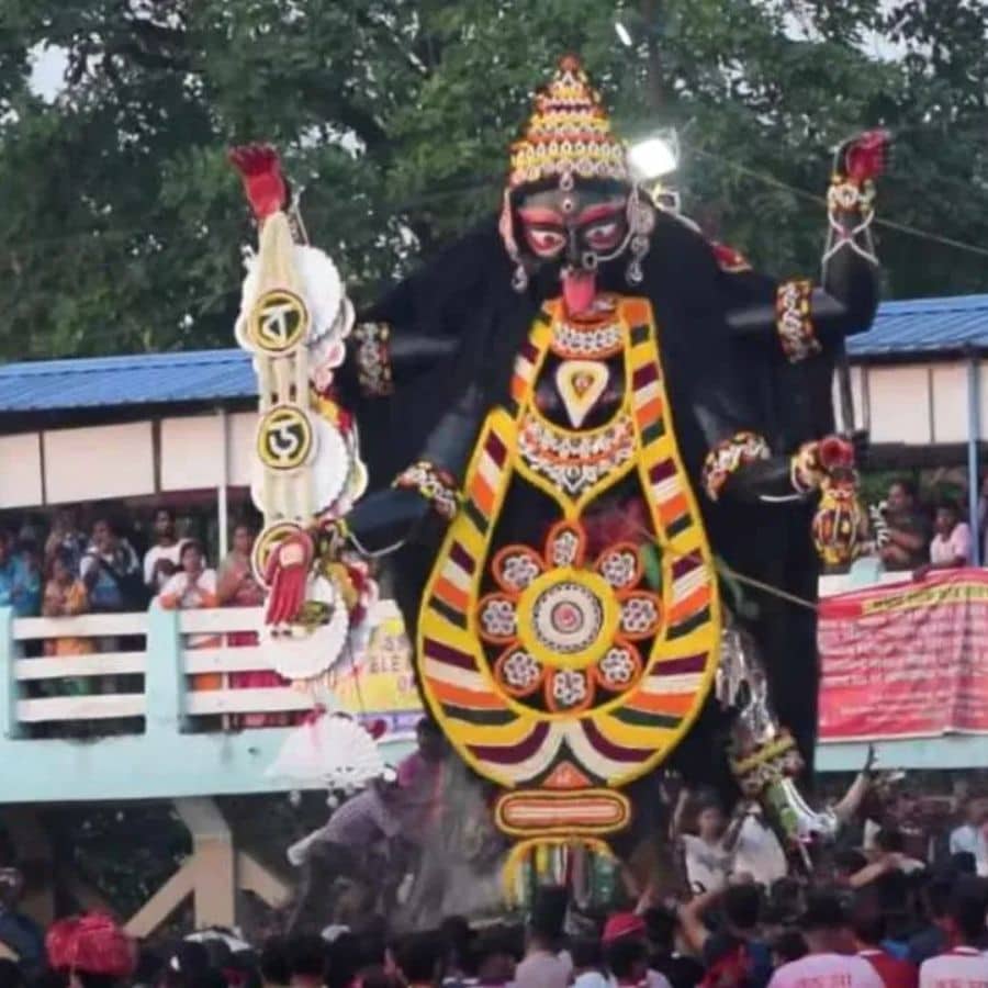 ভিড় কী ভাবে সামাল দেওয়া হবে, কোন রাস্তা দিয়ে সাংসদ প্রবেশ করবেন— সব নিয়েই মন্দির কমিটির অফিসে তিনি এক উচ্চ পর্যায়ের বৈঠক সেরেছেন। 