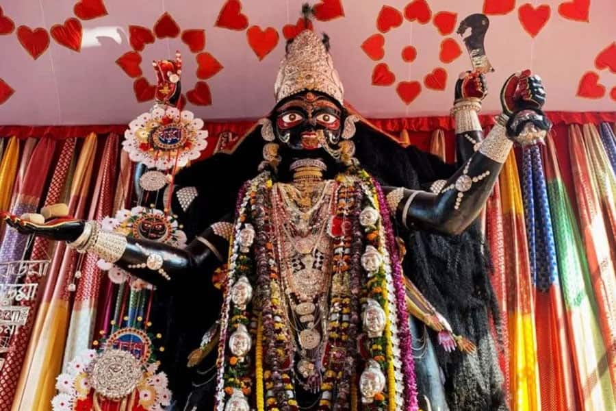 এই ঐতিহ্য ও বিশ্বাসকে সঙ্গে নিয়েই নৈহাটির বড় কালী পুজো সমিতি প্রস্তুতিতে এখন মগ্ন। ভক্তদের নির্বিঘ্নে পুজো দেওয়ার ব্যবস্থা করতে পুলিশ এবং স্বেচ্ছাসেবকেরা তৈরি হচ্ছেন। 