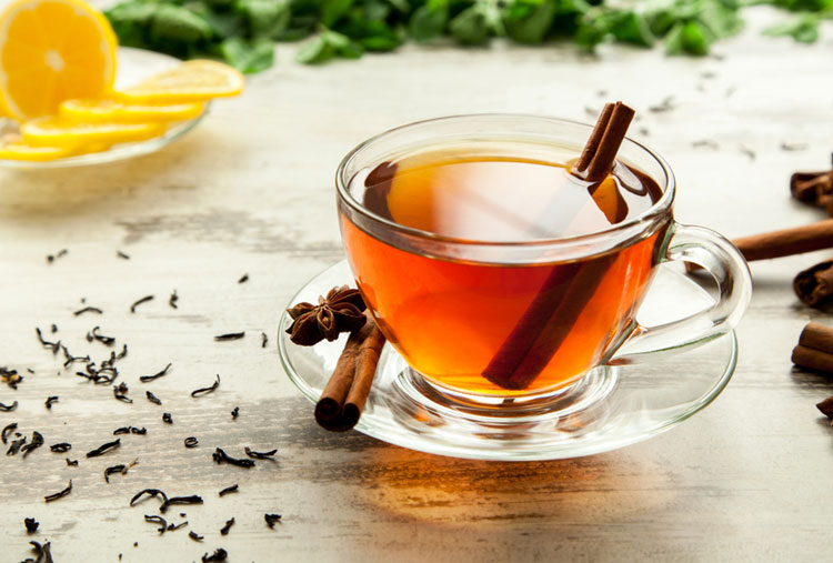 পুজোর এই দেদার ভূরিভোজ এবং মদ্যপানের পর শরীরকে ডিটক্স করা খুবই জরুরি। আর ডিটক্স করার জন্য দারচিনি চা খেতে পারেন। 