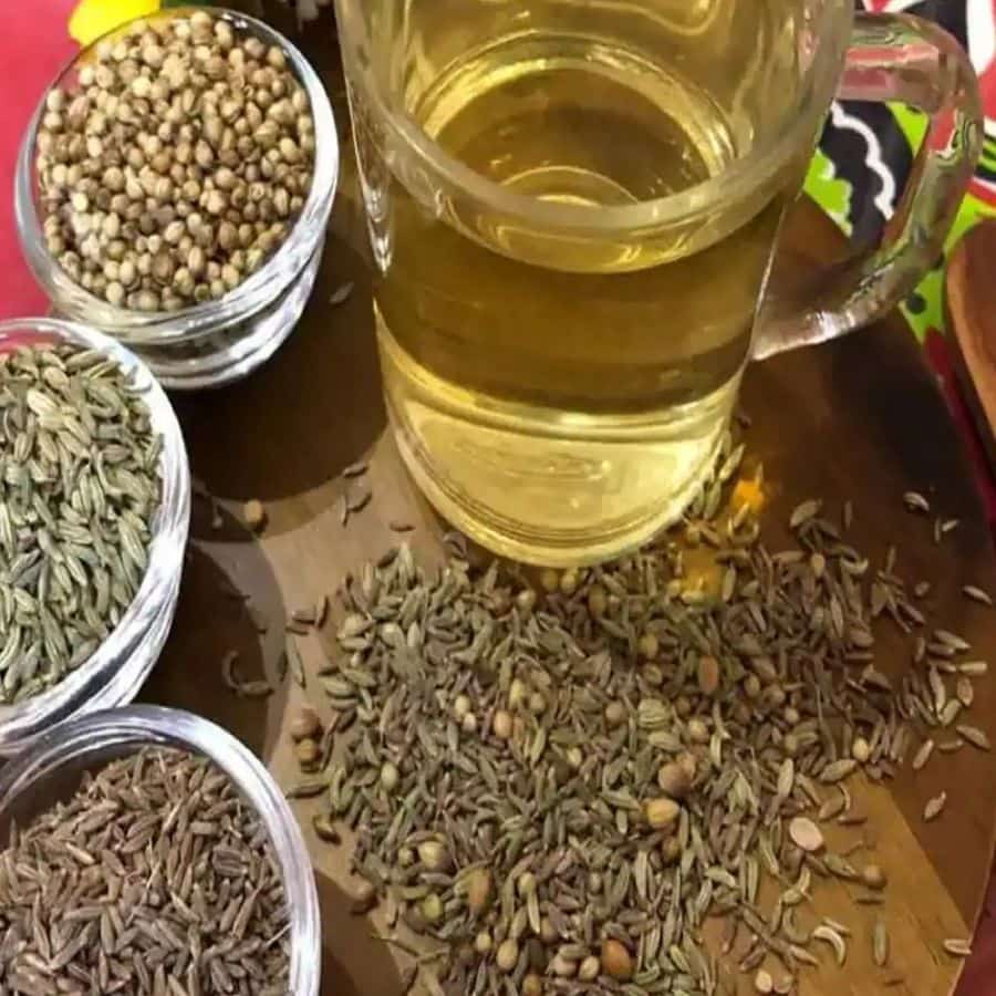এ ছাড়াও ডিটক্স ওয়াটার হিসেবে খেতে পারেন এই পানীয়ও। এটি বানানোর জন্য আধ চামচ মেথি, আধ চামচ মৌরি, আধ চামচ জোয়ান এবং সমপরিমাণ জিরে লাগবে। 