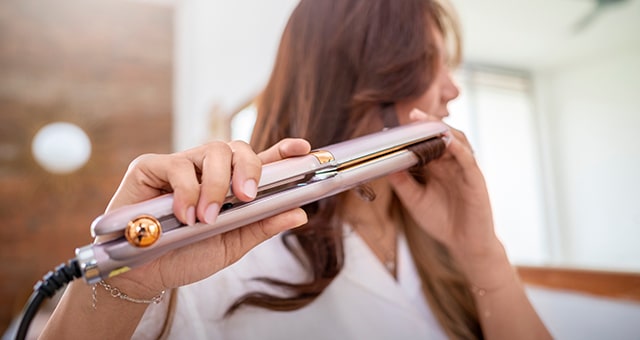 ঘন ঘন উত্তাপ ব্যবহার করে হেয়ার স্টাইলিং বন্ধ করুন। 